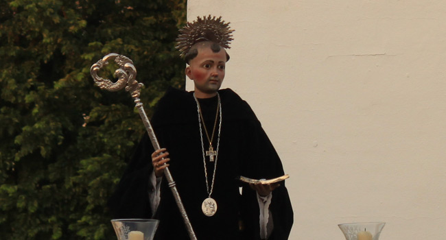 La imagen de San Benito Abad permanecerá en el altar mayor de la Parroquia del Salvador de Castilblanco hasta el 14 de julio / Juan Carlos Romero