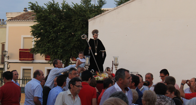 La presentación de los niños ante la imagen de San Benito es una de las tradiciones que acompañan al paso de la imagen por las calles de Castilblanco / Juan Carlos Romero