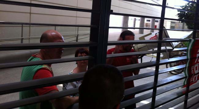 trabajdores-colegio-once-sevilla-encierro-2