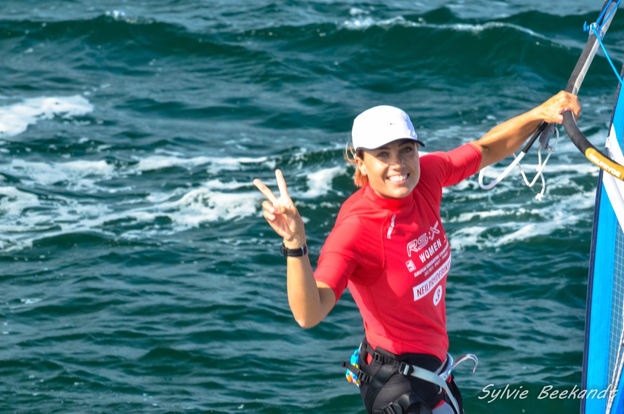 Blanca celebrando su bronce en el Europeo