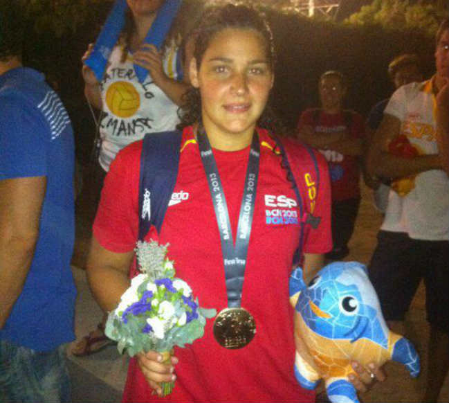 Lorena Miranda posa con su medalla de oro