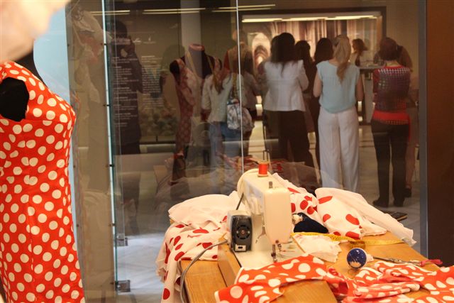 expo-lina-vistiendo-flamenco-museo-costumbres