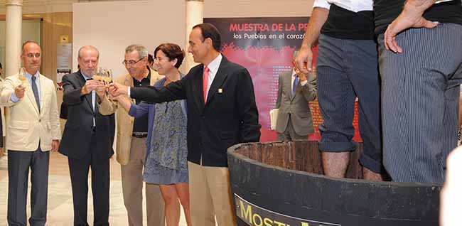 villalobos-inaugura-feria-muestra-vinos-licores