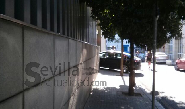 coche policia en Diputacion con Enrique Rodriguez