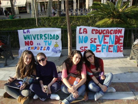 estudiantes-protesta-encierro-plaza-nueva