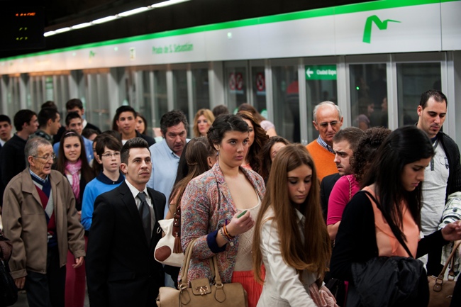 gente-metro-sevilla