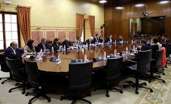 mesa-comision-hacienda-parlamento