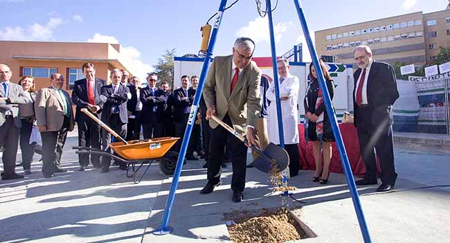 rector-primera-piedra-pabellones-sanitarios