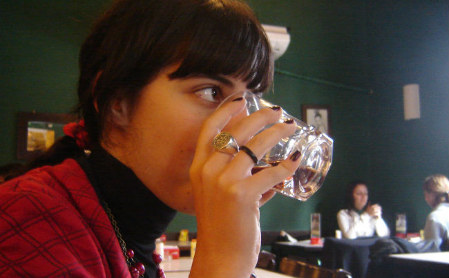 chica-bebiendo-agua-jotacentrica-flickr