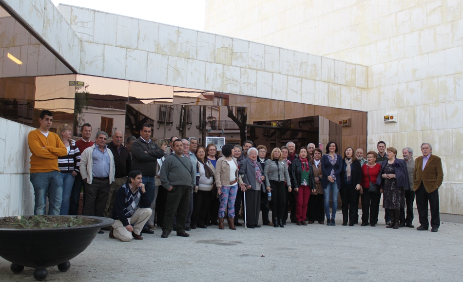 Los vecinos manifestaron su malestar junto a la delegada de la Junta de Andalucía a las puertas del Teatro Fisac / SA - Sierra Norte