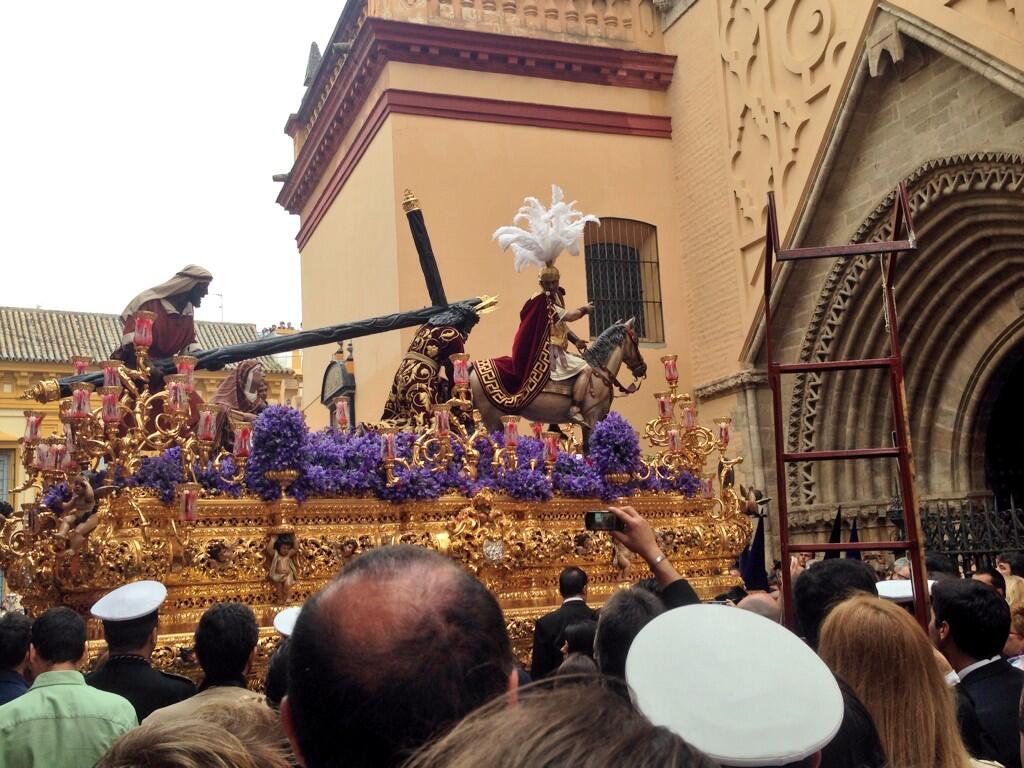 la Hermandad de la Esperanza de Triana ante Santa Ana