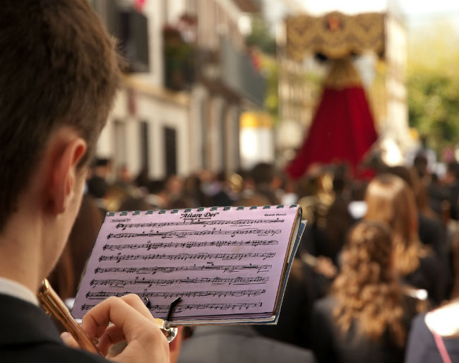 musico-partitura-semana-santa-neo forestal-flickr