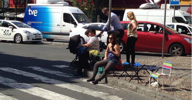 sillas-esperando-macarena-cortada-elu-luceno