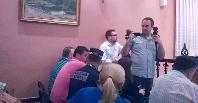 Momento en el que un agente de la Policía Local intervino para evitar la escalada de tensión/PP