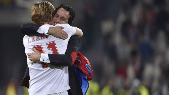 rakitic-emery-abrazo