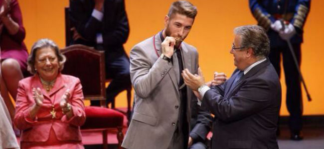sergio ramos recibe medalla