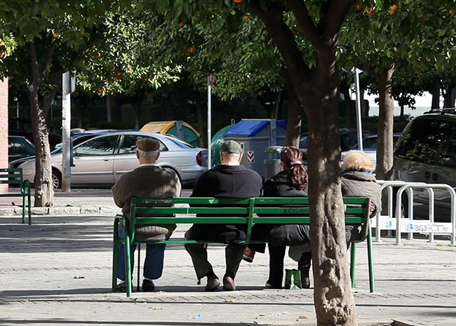 Jubilados en banco -francisco amador