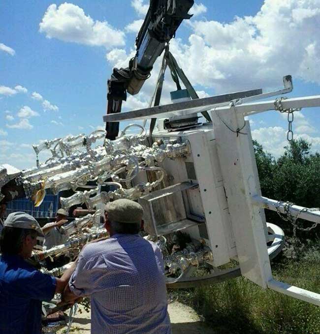 Romeros de la Hermandad de Osuna, levantando la carreta con ayuda de una grúa/ Arahal Informacion