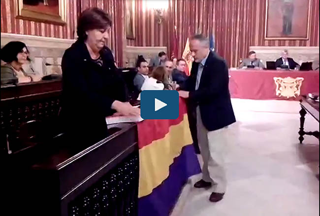 jose manuel garcia coloca bandera republicana