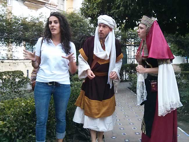 La guía de la ruta interactuando con dos de los personajes históricos/ C. Rivas