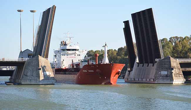 acuario-llegada-barco-agua