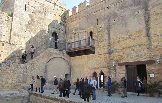 turistas-puerta-sevilla