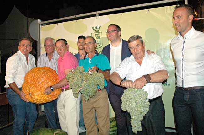 Las ganadores del concurso y el alcalde de Los Palacios, entre uvas, calabazas y sandías gigantes