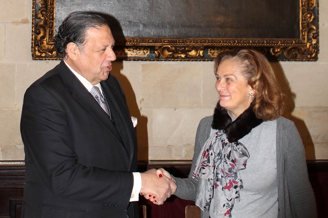 El hermano mayor de Los Gitanas y la delegada durante la firma del convenio el diciembre/SA