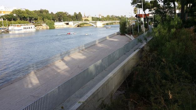 Muelle Camaronero bajo la calle Betis