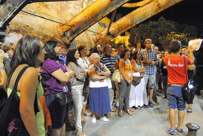 Elvira Gómez, en el centro, escucha atentamente las explicaciones sobre el puente de Triana. Autor de la imagen: Álvaro Parsan (Lilivm)