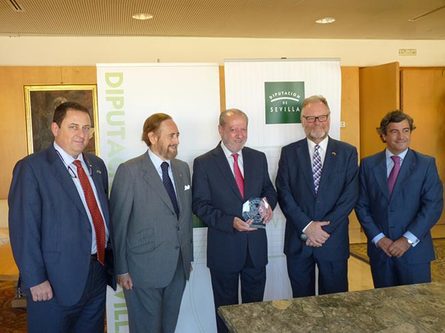 09-290914-DISTINCION-CUERPO-CONSULAR-1