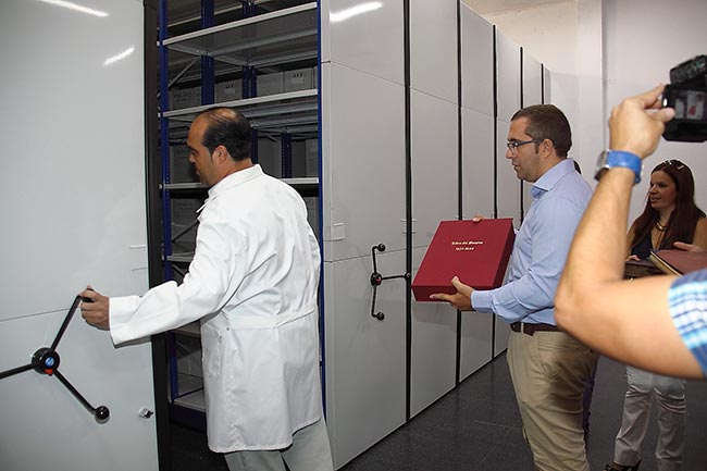 Traslado-del-Libro-del-Becerro-a-las-instalaciones-del-archivo-municipal-del-Ayuntamiento-de-Los-Palacios-2