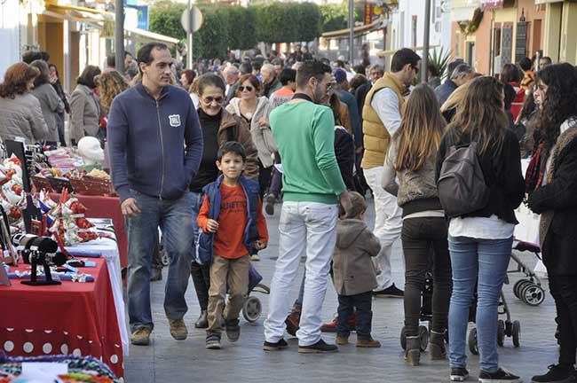 Vecinos-por-el-centro-de-Tomares