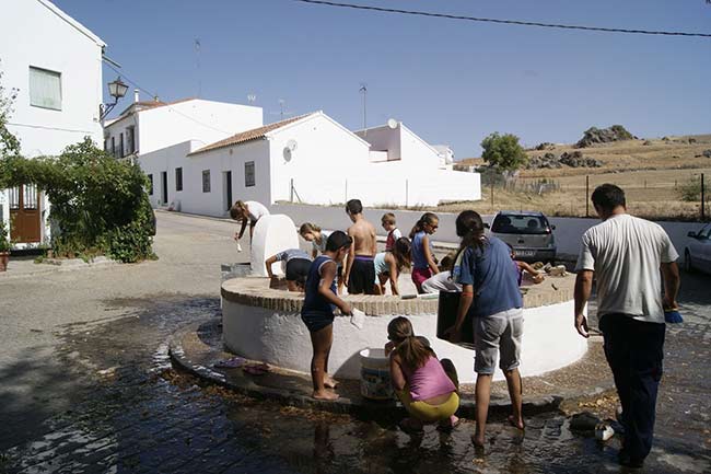 ninos-de-callaza-pintan-la-fuente