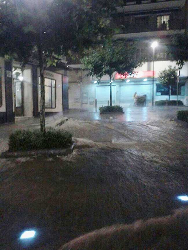 La Plaza Cervantes, en Alcalá de Guadaíra, anoche