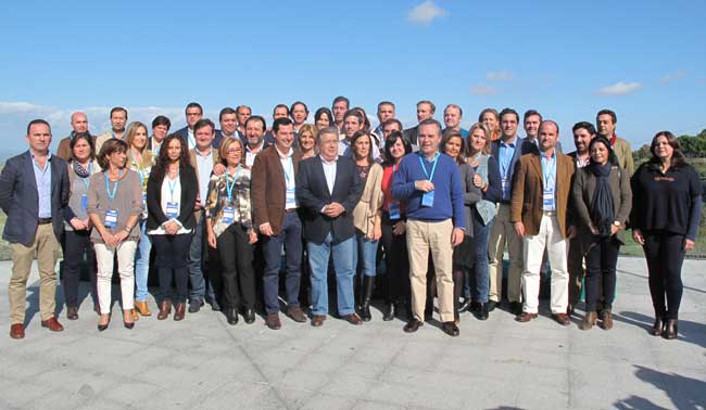 Juan Bueno junto a Juan Manuel Moreno y Juan Ignacio Zoido, hoy en la presentación de 35 de sus candidatos en municipales