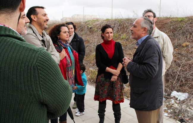José Manuel García, a la derecha, junto a vecinos de Los Bermejales