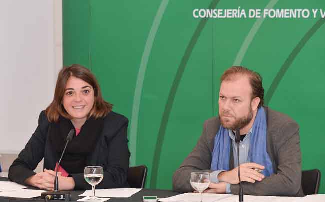 La consejera de Fomento y Vivienda, Elena Cortés, en la presentación de una nueva línea de ayudas de la Junta