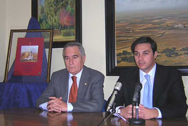 El pintor Juan Roldán junto al alcalde de El Viso, Manuel Benítez, en una imagen de archivo