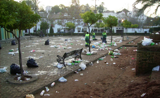 restos-botellon-nochebuena14-aavv-callejon-huerto