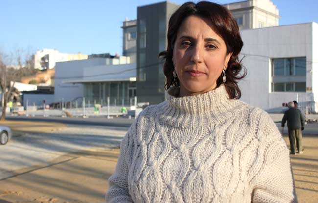 Lola Aquino ante la Harinera del Guadaíra de Alcalá