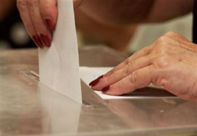 manos-urna-electoral