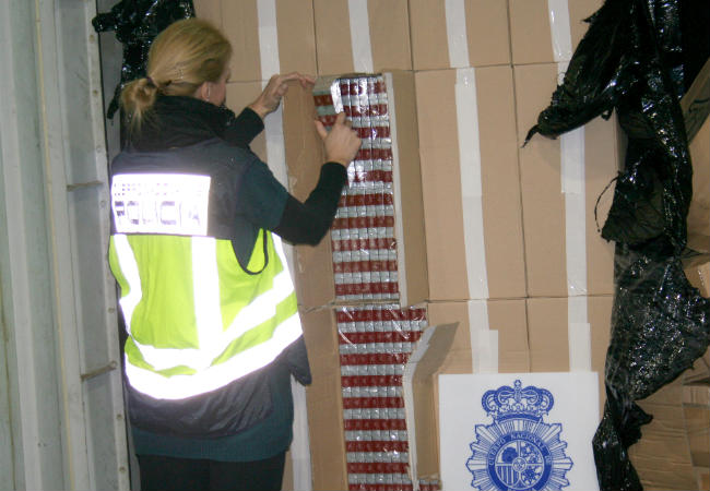 policia-cajas-tabaco-ilegal