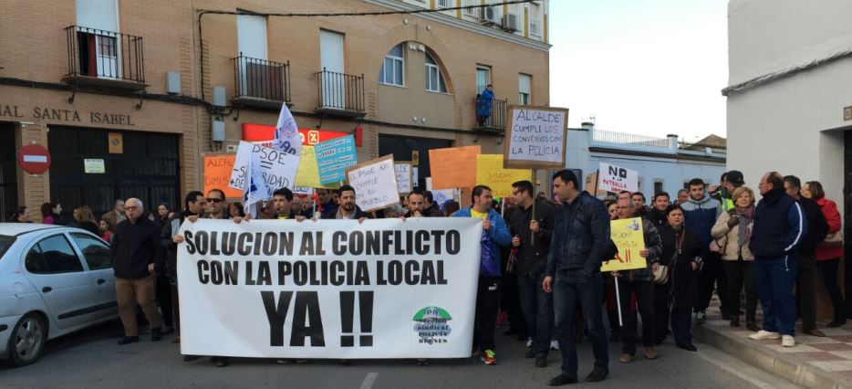 La movilización contó con la adhesión de policías de la provincia y de familias que han padecido robos en los últimos meses en Brenes / Sevilla Actualidad