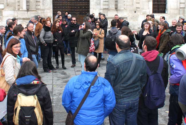 Foto-CCOO.-Concentracion-Rectorado-huelga-universitaria