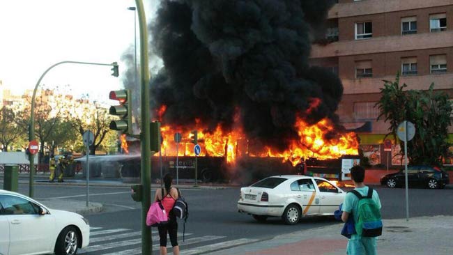 El autobús ardiendo cerca de la Facultad de Derecho/ Álvaro Olmo