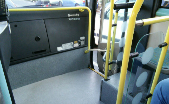 autobuses-amarillos-cerrandose-cuerda