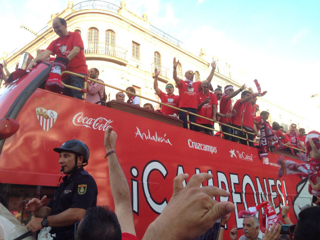 celebracion2-bus-calles-sevilla