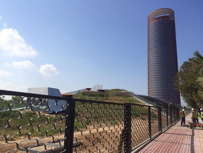 torre-pelli-desde-la-calle