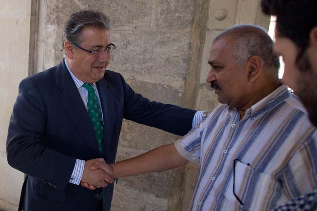 Juan Ignacio Zoido junto a uno de los responsables de la grabación hindú en Sevilla/ SA
